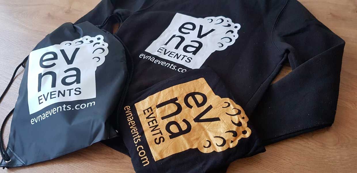 Camiseta, sudadera y mochila